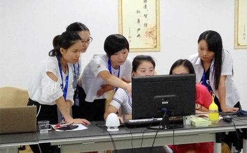  美女們互相交流學(xué)習(xí)，氣氛有點嚴(yán)肅啊